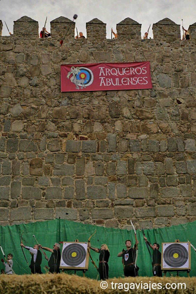 TragaViajes's tweet photo. Una de las tradiciones que continúa hoy día es la de tiro con arco.Niños y mayores han realizado una auténtica exhibición en #ÁvilaMedieval https://t.co/LwSLGD7L4E