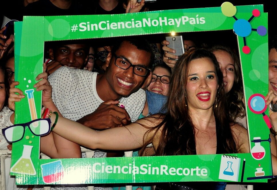 D_Valencia_G's tweet photo. @madameperine suma su voz a la #CienciaSinRecorte porque #SinCienciaNoHayPaís https://t.co/nNFRwiXoYe