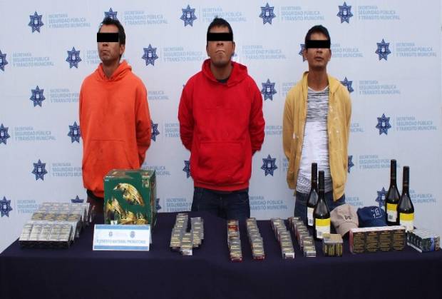 Pueblaonline's tweet photo. Cayeron tres integrantes de la banda de Los Matrix tras asaltar #Oxxo en La Margarita #Puebla https://t.co/B8vOFbsdJj https://t.co/7aFq8JOsah