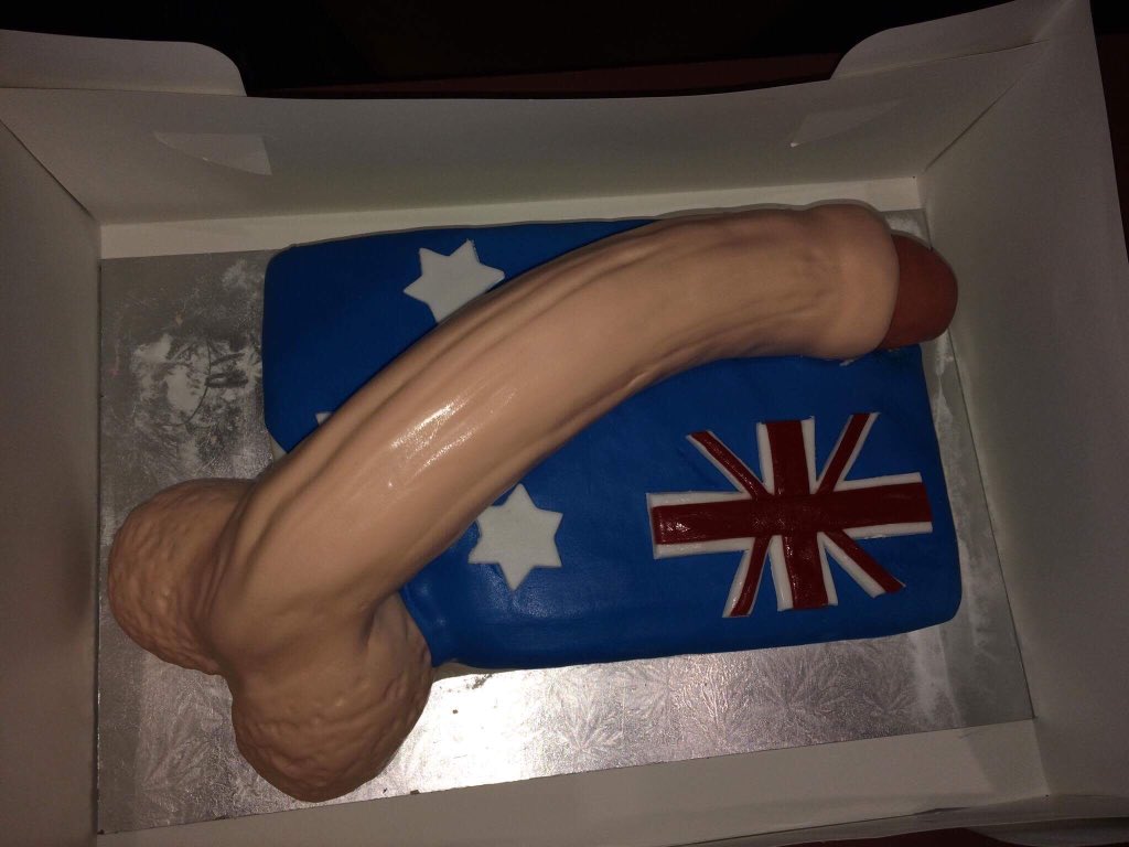 poppysammy's tweet photo. When your leaving for Australia and everyone is convinced it's for a boy #leavingcake https://t.co/FqKkgvNpzw