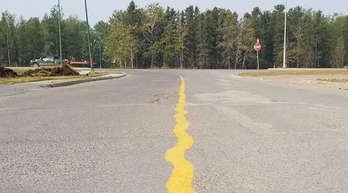 Brock_Paddock13's tweet photo. If the cops asked me to walk this line I'd have no problem. #OnlyInThompson https://t.co/i6ULClbmSP