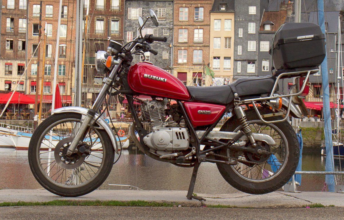 PopUpSideshow's tweet image. A Portrait of a Motor Bike #SUZUKIがいやらしい en #LeHavre