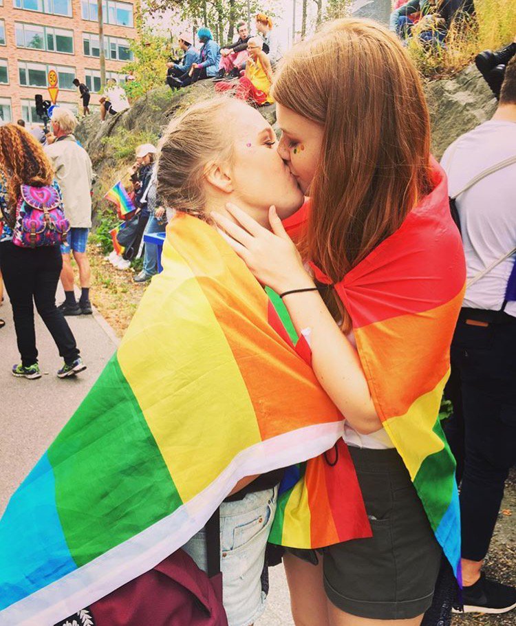 HerSocialApp's tweet photo. “Long distance is hard but so worth it when you have found someone you love that much.” #WeMetOnHER 🌈💗 https://t.co/nZESPZpGG7 https://t.co/anA1OxDA0z
