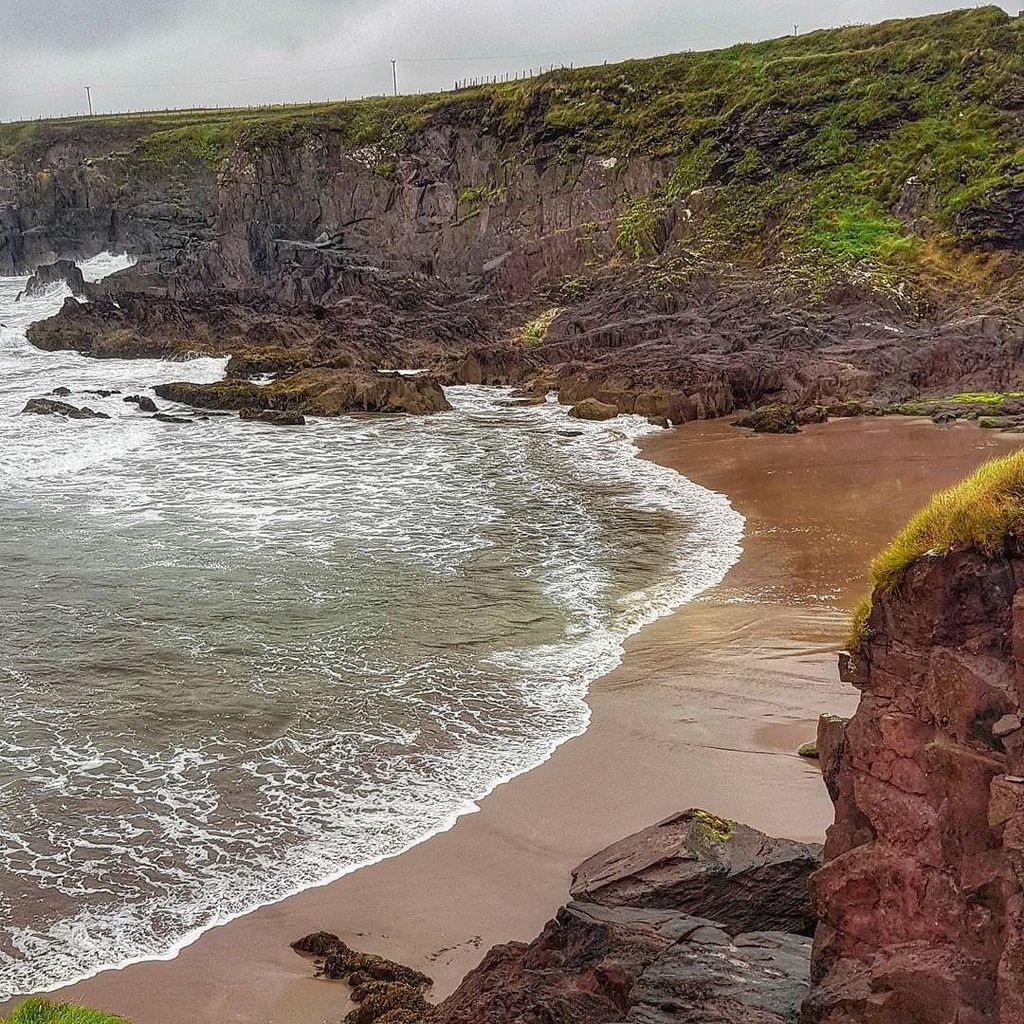 BlogDRV's tweet photo. Encontramos uma praia tรฃo linda do ladinho de Dingle. Imagino este lugar com sol. ๐๐ #dingle #ringofkerry #CountyKโฆ https://t.co/UCJID5ekkR https://t.co/bls6Akoa5t