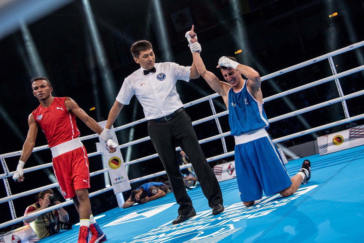 TonyYoka's tweet photo. Il l'a fait!!! @SofianeOumiha devient le 4eme boxeur francais de l'histoire a devenir champion du monde. Felicitations frero 🙏🏾🇫🇷👊🏾 https://t.co/VscWPxr8sG