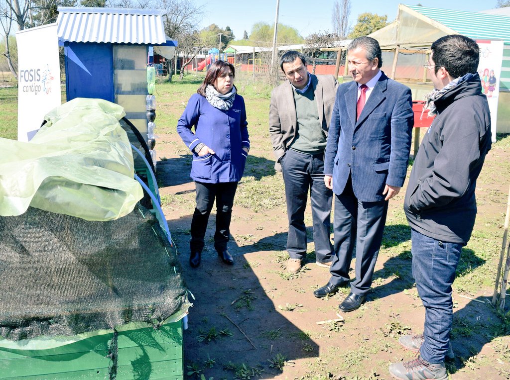 FOSIS_Maule's tweet photo. Alcalde @muni_sanjavier J. Silva destacó apoyo del Gobierno al fortalecer la formación escolar a través del Programa #ViveTuHuerto del FOSIS https://t.co/ItUP3Z6CQ0