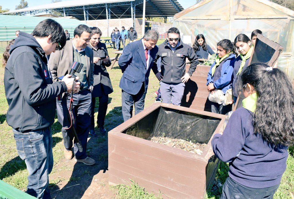 FOSIS_Maule's tweet photo. Alcalde @muni_sanjavier J. Silva destacó apoyo del Gobierno al fortalecer la formación escolar a través del Programa #ViveTuHuerto del FOSIS https://t.co/ItUP3Z6CQ0