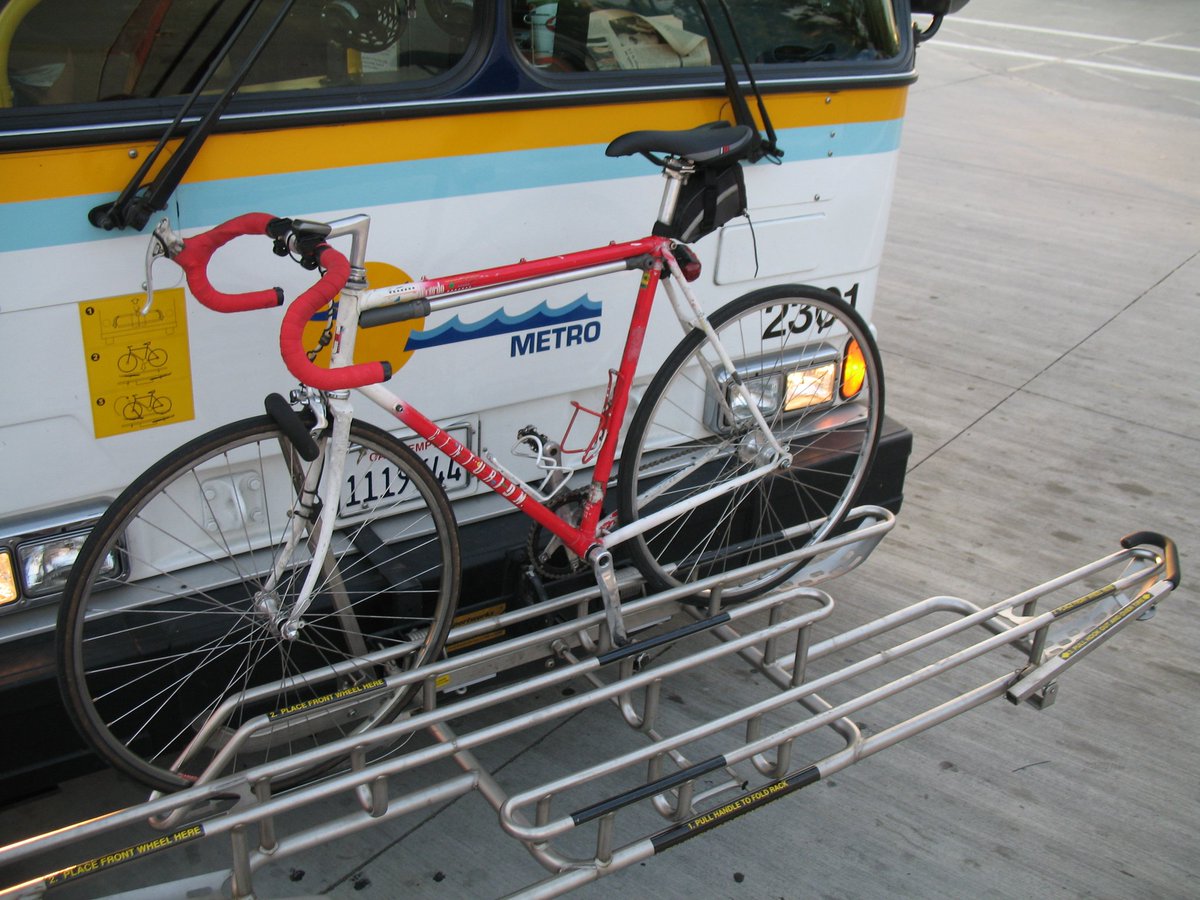 plazasbolsillo's tweet photo. Los racks para bicicletas en el transporte público promueven la intermodalidad y son un aporte al medio ambiente #BusBikerack @mtt_chile https://t.co/oHVgHzcCnd