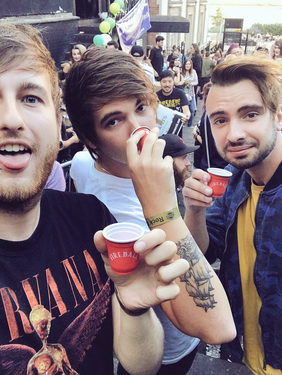 ROOM94's tweet photo. cheers for the whiskey 🥃 @FireballWhisky #fuellingthefire https://t.co/Y8J2ok7ARY