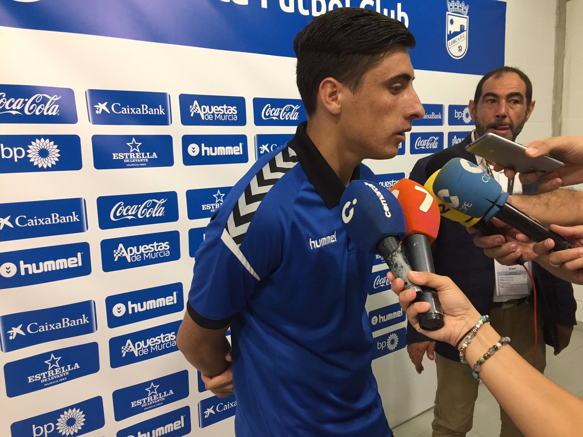 LorcaFCSAD's tweet photo. 📷 @miguelmerentiel atiende a los medios en la zona mixta del Artés Carrasco. #LorcaRayo #VamosLorca https://t.co/P2vZ583PpO