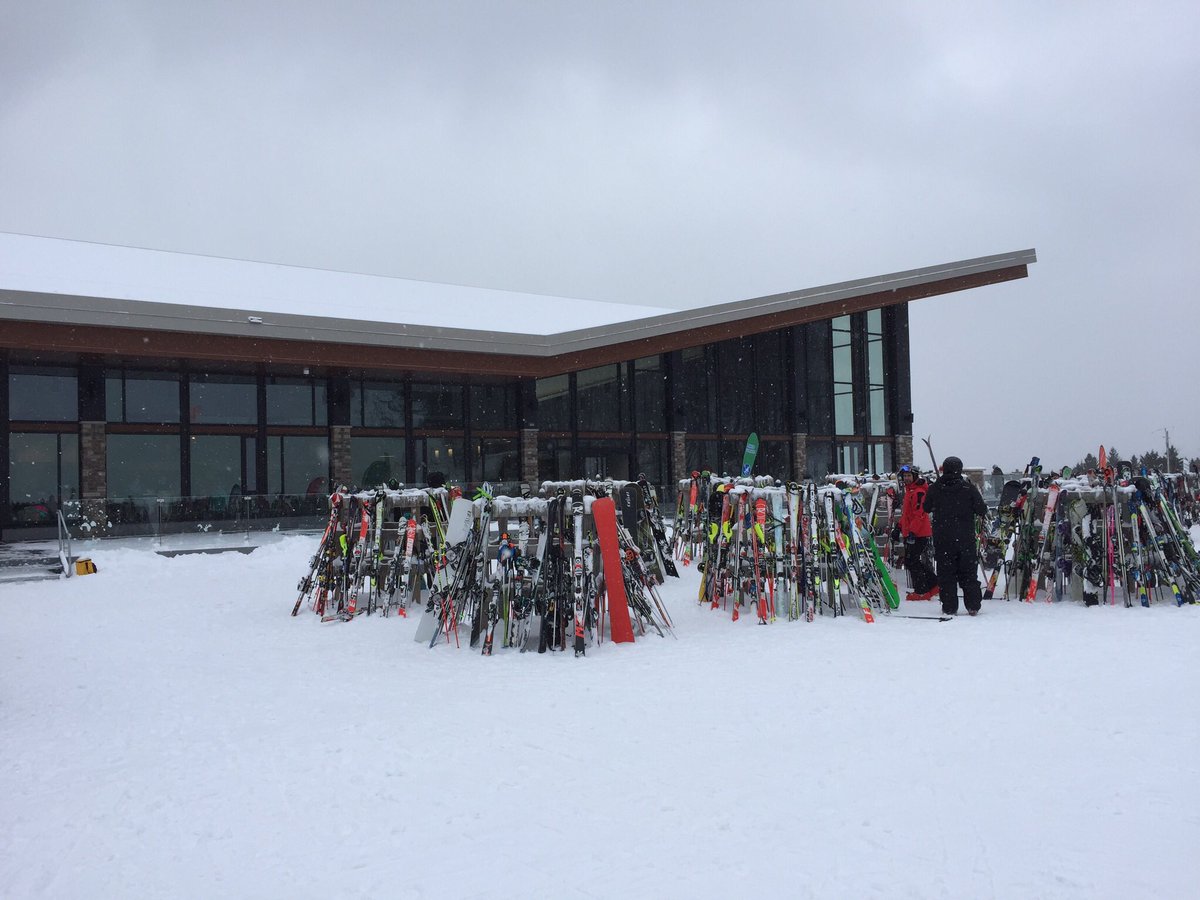 lkoster's tweet photo. Someone really likes the @Alpine_SkiClub clubhouse. New house going up down the street. #skiing #onlyalpine #downhilldefined https://t.co/UB2YSN6Cbb
