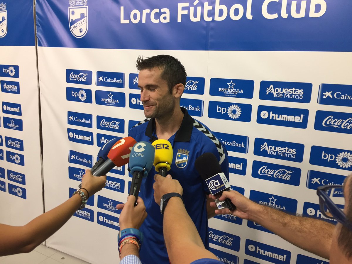 LorcaFCSAD's tweet photo. 📸 Ahora es Pina el que pasa por la zona mixta para atender los medios. #LorcaRayo #VamosLorca https://t.co/ABvheLWH3w