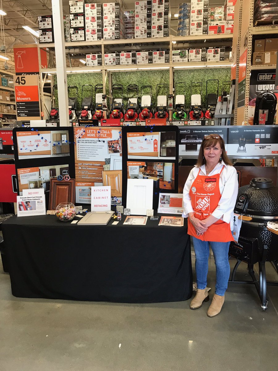 Helping Susan out at the Event here in Covington #lovethattable