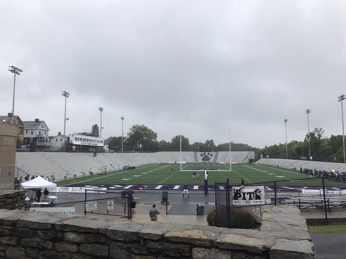 _RobRoberts's tweet photo. 2 hours til kick! #WestSideShowdown @OakHillsFB @OakHillsSports @espmediasn https://t.co/7PIi2lcdD7
