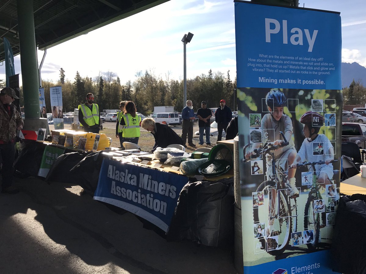 AlaskaStateFair's tweet image. Who's panning for gold today? #MiningDay
