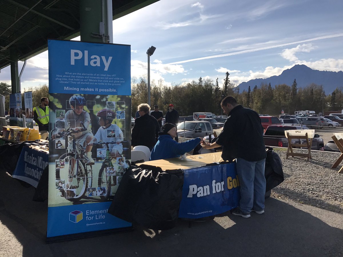 AlaskaStateFair's tweet image. Who's panning for gold today? #MiningDay