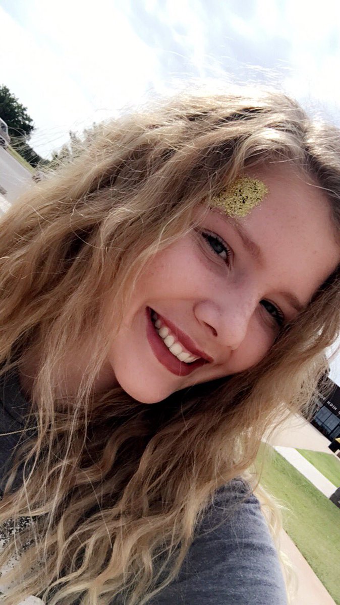 KayleeKkhurst's tweet photo. Smiling because it's football season(: https://t.co/TVKQUF47eh
