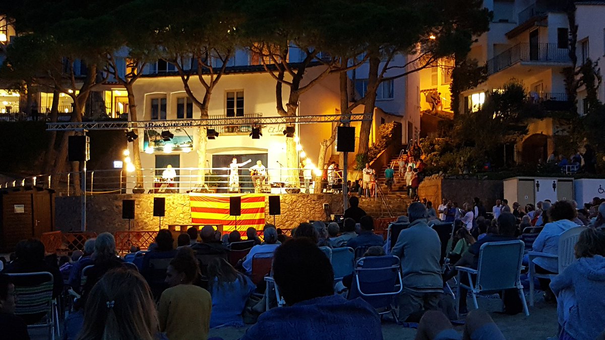 apijoani's tweet photo. Gaudint de @neusmarcantant  a Tamariu, veu i entorn impressionats. #finalestiu #tornem-hi https://t.co/9brSA8QFmQ