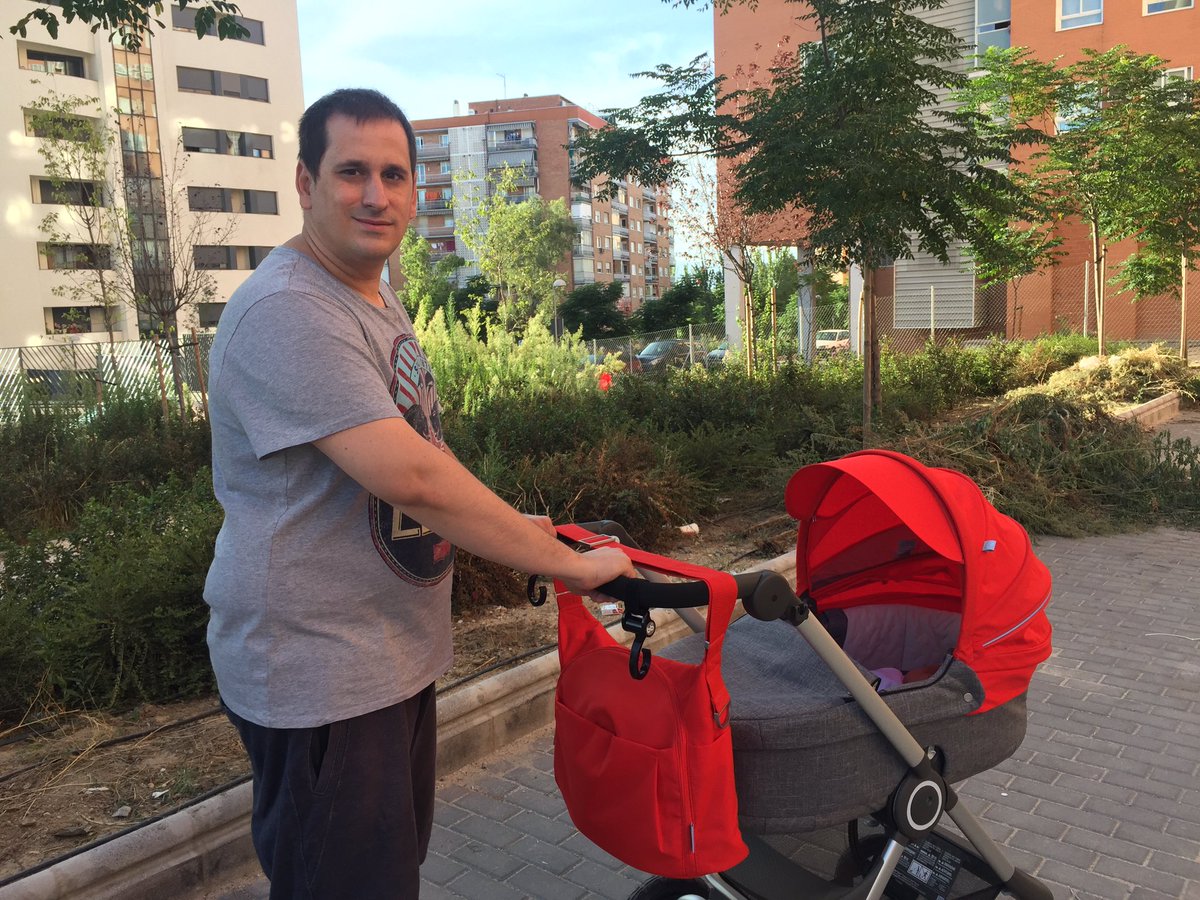 elrincondesele's tweet photo. Un sábado diferente, empujando el carrito con el pequeño Unai en el 5º sueño. ¡¡Cómo nos ha cambiado la vida!! ¿Verdad @rebegrad? https://t.co/1t8nM2I8Qf