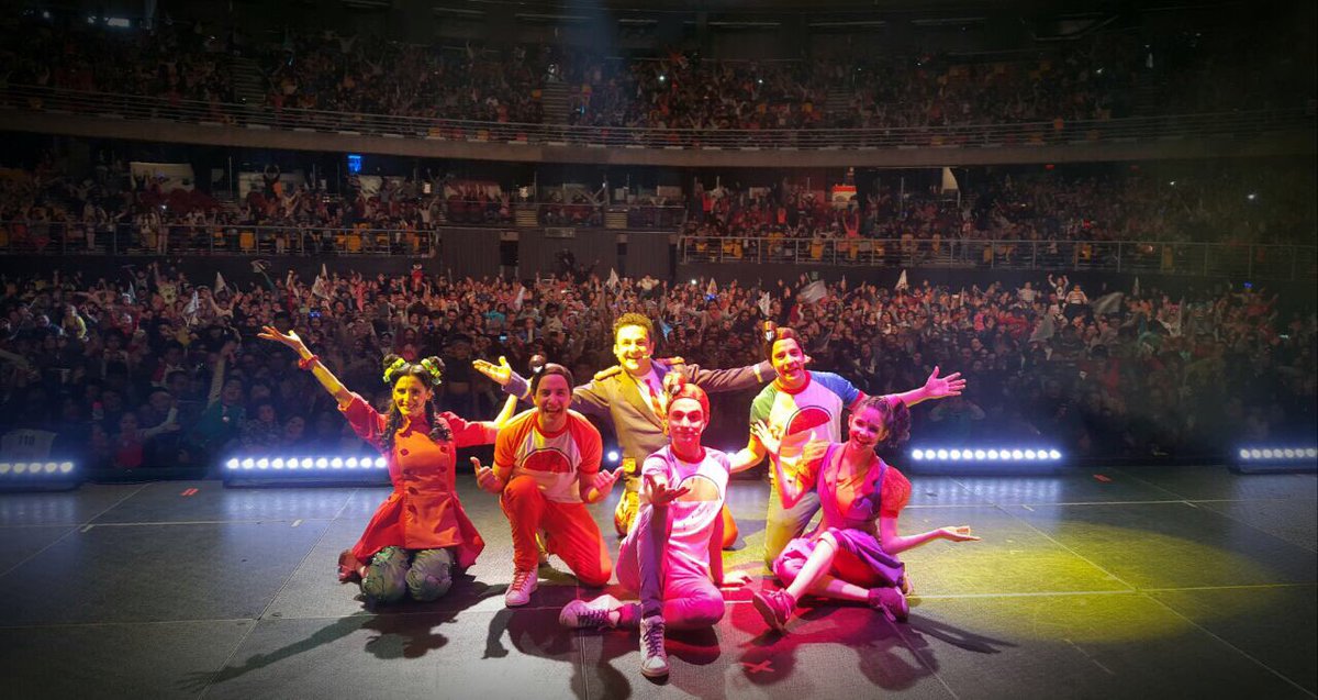 diegotopaok's tweet photo. Gracias #santiagodechile #movistararena por esta hermosa función. En minutos empieza la última. Suban sus fotos a #juniorexpressenvivo https://t.co/H1pbSdFV0c