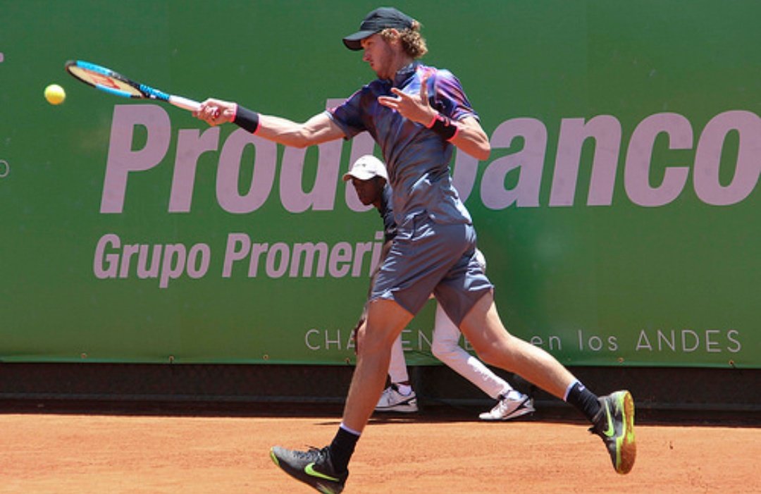 #ChallengerUIO ¡BATACAZO! Nicolas Jarry dejó afuera del torneo a Víctor Estrella Burgos luego de vencerlo 4/6 7/6 6/3