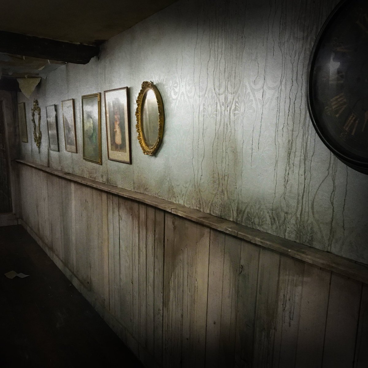 12DaysNights's tweet photo. We've sneaked out a few photos from the House of Horrors area of @FearFest_Evil. #chepstow #horrorevent #Horror #HauntedHouse #Halloween https://t.co/dbY20XxVWE