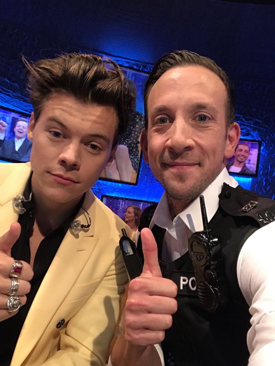 PCDanGraham's tweet photo. Chilling in the sofa with Harry Styles #HarryStyles #pcdan https://t.co/Fib9ZAahVh
