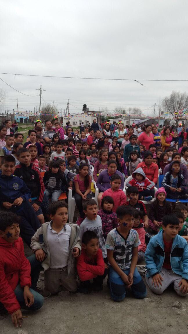 VMoralesGorleri's tweet photo. Con @LMacacha Día del niño en González Catán, gracias a la generosidad de @generarteAR y al trabajo de @IdentidadVecina Lalo Creus https://t.co/2MeVIkncpy