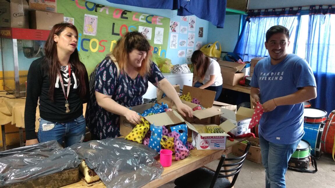 VMoralesGorleri's tweet photo. Con @LMacacha Día del niño en González Catán, gracias a la generosidad de @generarteAR y al trabajo de @IdentidadVecina Lalo Creus https://t.co/2MeVIkncpy