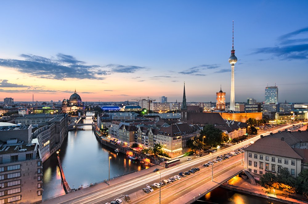 newberlintours's tweet photo. Good night #Berlin! We hope you’re having a great weekend! 🇩🇪️🌙 #SandemansTours https://t.co/RQF4VcAyxk