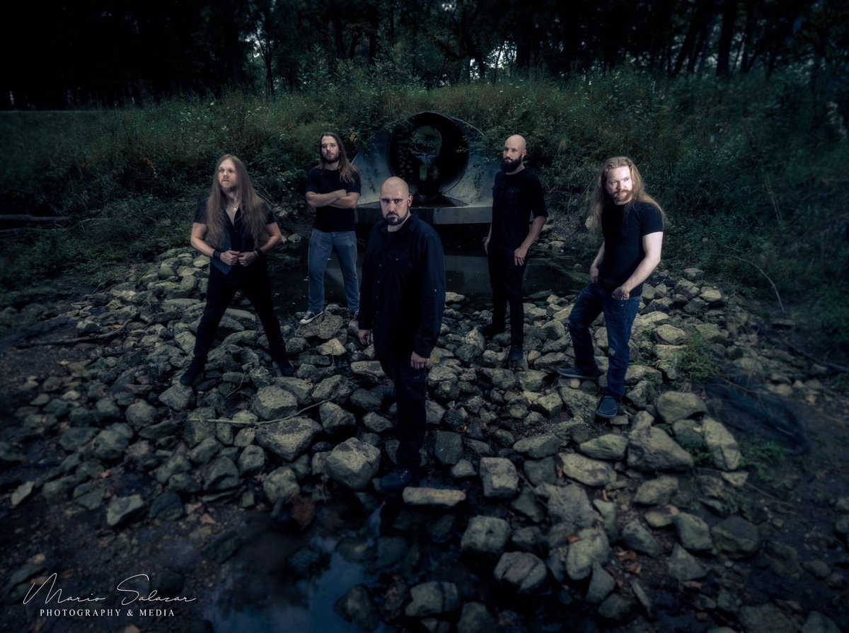 TheKahlessClone's tweet photo. The Kahless Clone 2017 lineup. Promo photo from a session with @MarioSalazar007. New EP on its way. #postrock #metal #chicagomusic https://t.co/wYAlDHC7Rb