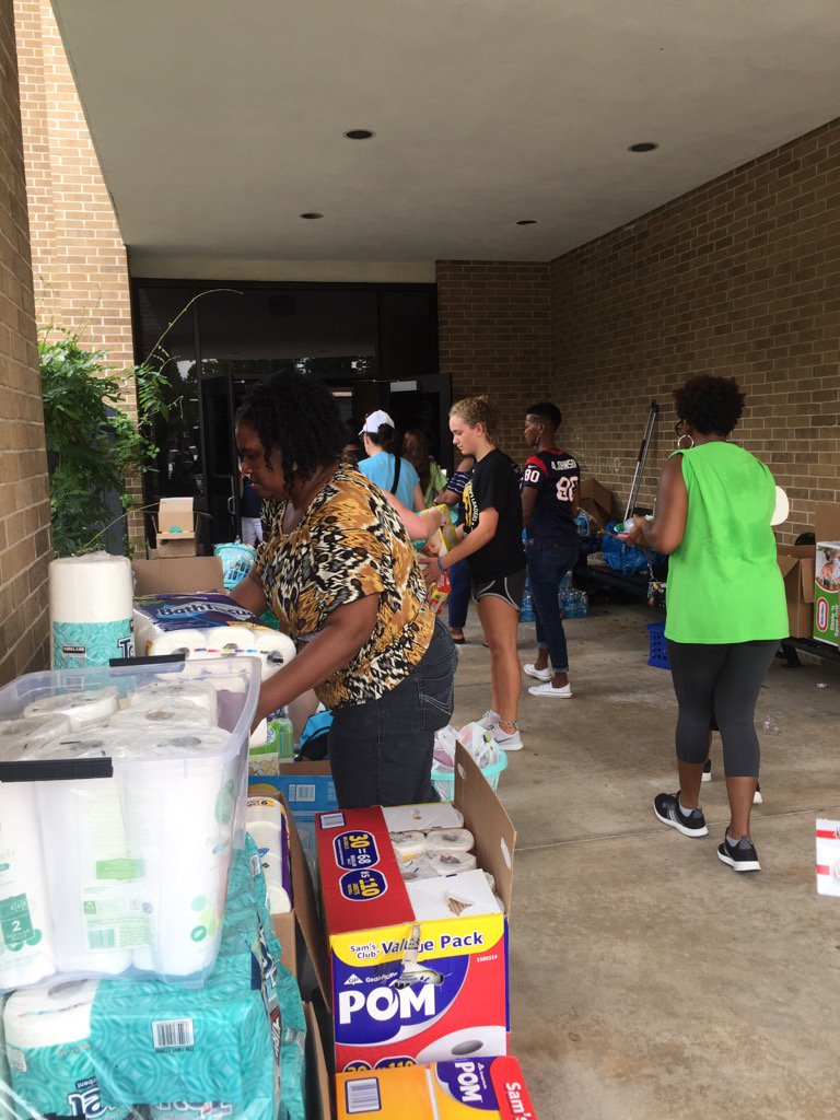 ty_pru's tweet photo. Today's Drive was a success. Thank you @Hancockcfisd staff and community! #hancockstrong #CFISDForAll https://t.co/SkDvSBCKdu