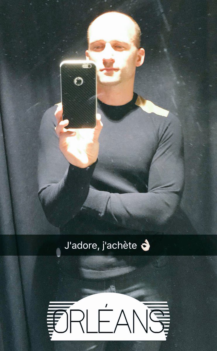 GuiguiZeKing's tweet photo. Mon nouveau pull acheté ajd chez @bizzbee j'adore il met bien en valeurs mes biceps et mes pecs! #bizzbeeandme #mode #fashion https://t.co/9uYoilmLCu