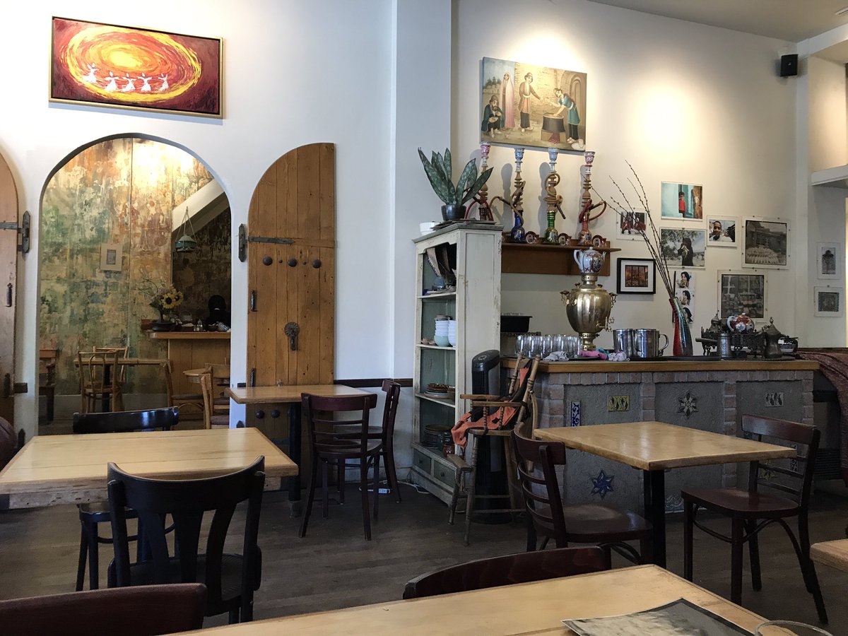 charlesabm's tweet photo. Au restaurant Byblos @sebbenoit72 @JeanThomasJobin  #coupdefood #omelettefeta https://t.co/onZhR7tBBC