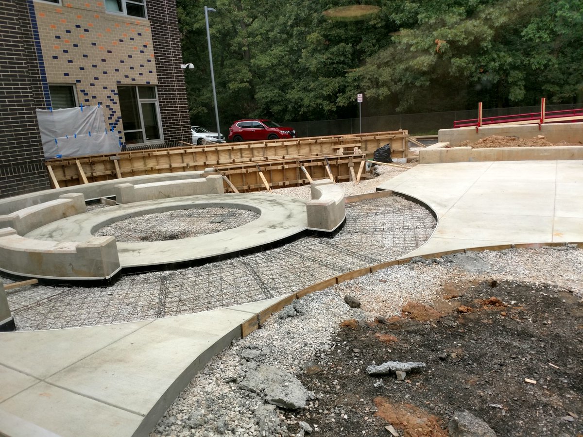 RelayESLibrary's tweet photo. The Library Courtyard is coming along nicely. Soon, we'll even have a garden!!! @jrbarnett_ @franglick #bcpslms #RelayES4 https://t.co/HaENq1eFKT