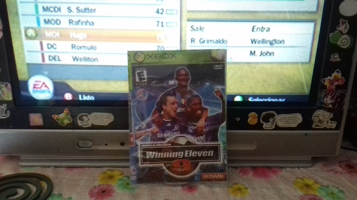 2000edcl's tweet photo. @FolagoR Nostalgia 😭 dimelo a mi Winning Eleven 9 (PES 2005) &amp; el Fifa 07 de fondo https://t.co/r0dte8hEv9