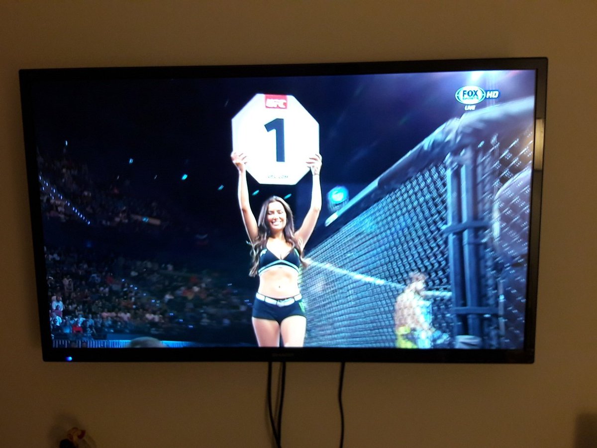 max_grunt's tweet photo. #ufcsufox  In orario decente ogni tanto https://t.co/NFOHg818JG