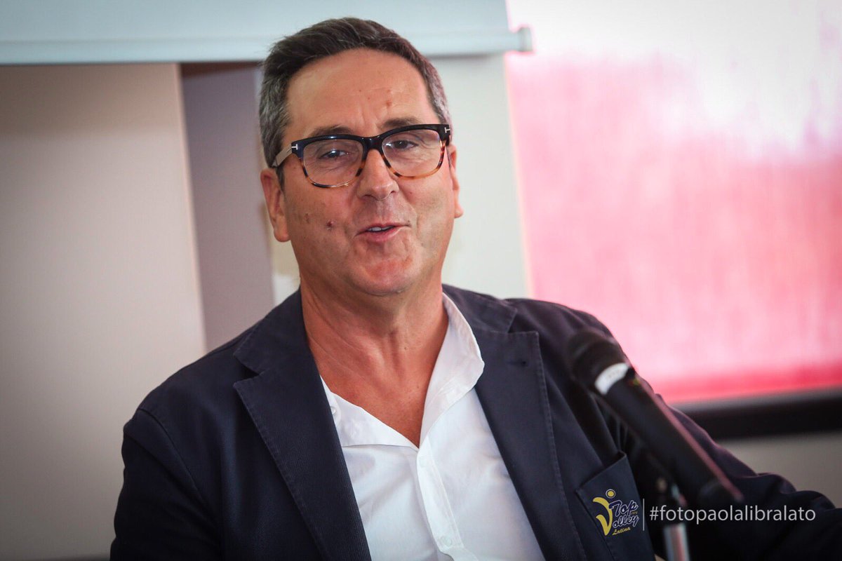 topvolley1972's tweet photo. #TopVolley46 #TaiwanExcellenceLatina le foto più belle della presentazione di coach Di Pinto, con lui Franchi e Falivene #WelcomeDiPinto https://t.co/LkF9BzWl8G