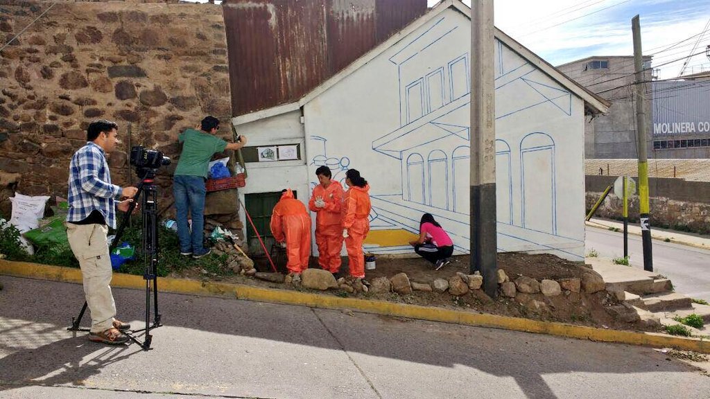 TPCCoquimbo's tweet photo. #TPCInforma Comenzó intervención de vecinos en eliminación de microbasurales en Barrio Vicuña con apoyo del artista local Cristian Olivares. https://t.co/DAFbXQtJ3r