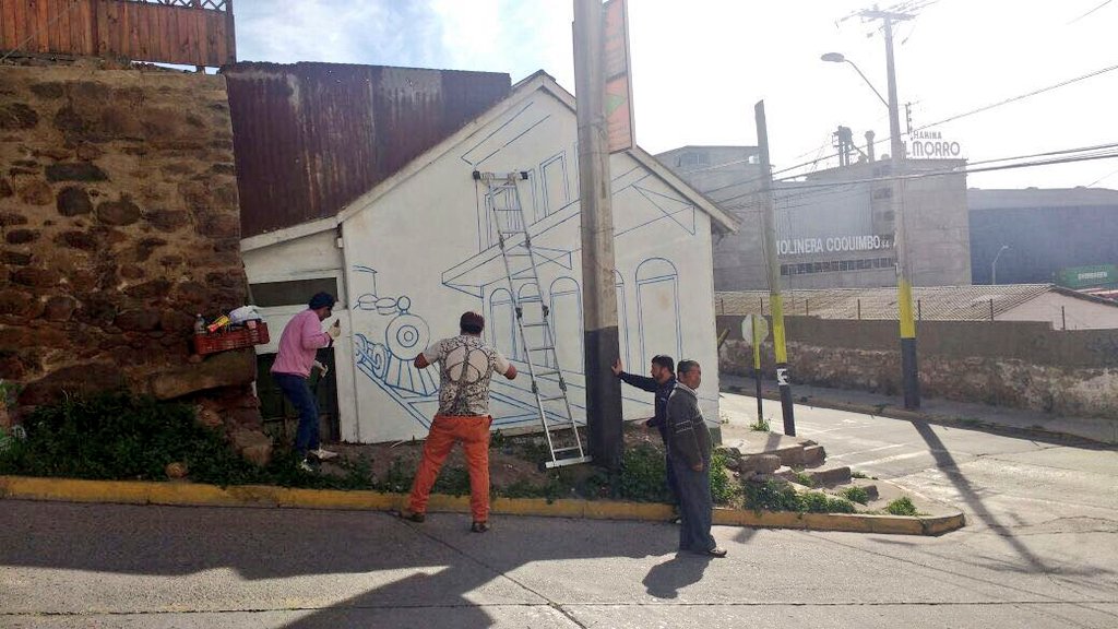 TPCCoquimbo's tweet photo. #TPCInforma Comenzó intervención de vecinos en eliminación de microbasurales en Barrio Vicuña con apoyo del artista local Cristian Olivares. https://t.co/DAFbXQtJ3r