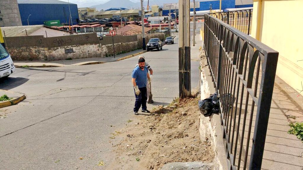 TPCCoquimbo's tweet photo. #TPCInforma Comenzó intervención de vecinos en eliminación de microbasurales en Barrio Vicuña con apoyo del artista local Cristian Olivares. https://t.co/DAFbXQtJ3r