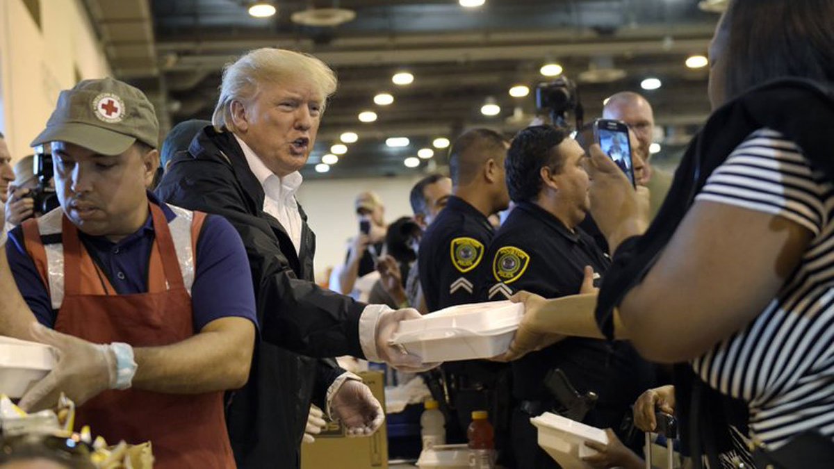.@POTUS pitches in at shelter for #Harvey victims in #Texas bit.ly/2x19dB0?utm_me… https://t.co/v0oTJDki1i