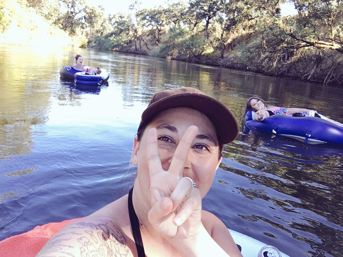 pinchemom's tweet photo. Might float tmrw morning w/ the in laws but if not, I'll be more than satisfied only having floated once this year #floaterbabes #floatordie https://t.co/xmfNbC6NM2
