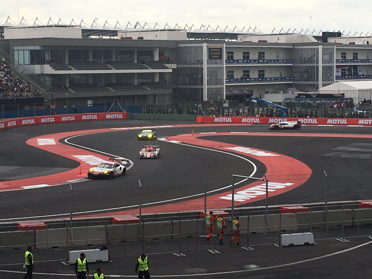 MaHoDp's tweet photo. Mica acción y mucho ruido 🚙💨 #6hm #6hmexico #autosymas @fusionmediamag @AutosyMas @FIAWEC @autodromohr https://t.co/4vdrVQmUV9