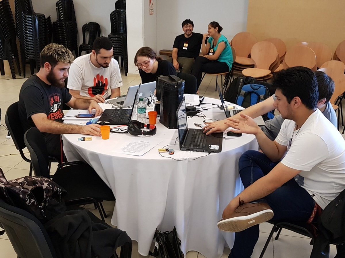 HackathonXpress's tweet photo. Equipos #HACKEMATE y #RitoPls que estan haciendo el @InformatorioCh presentes en #HX17 https://t.co/WPhDKU54Vd