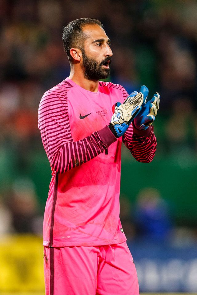 Kalecimizin şu formayı giydiği hiç bir maçı kazanamadık.Sakallı bıyıklı adamı Maça yine pelinsu gibi çıkardılar.Adam maça konsantre olamıyor