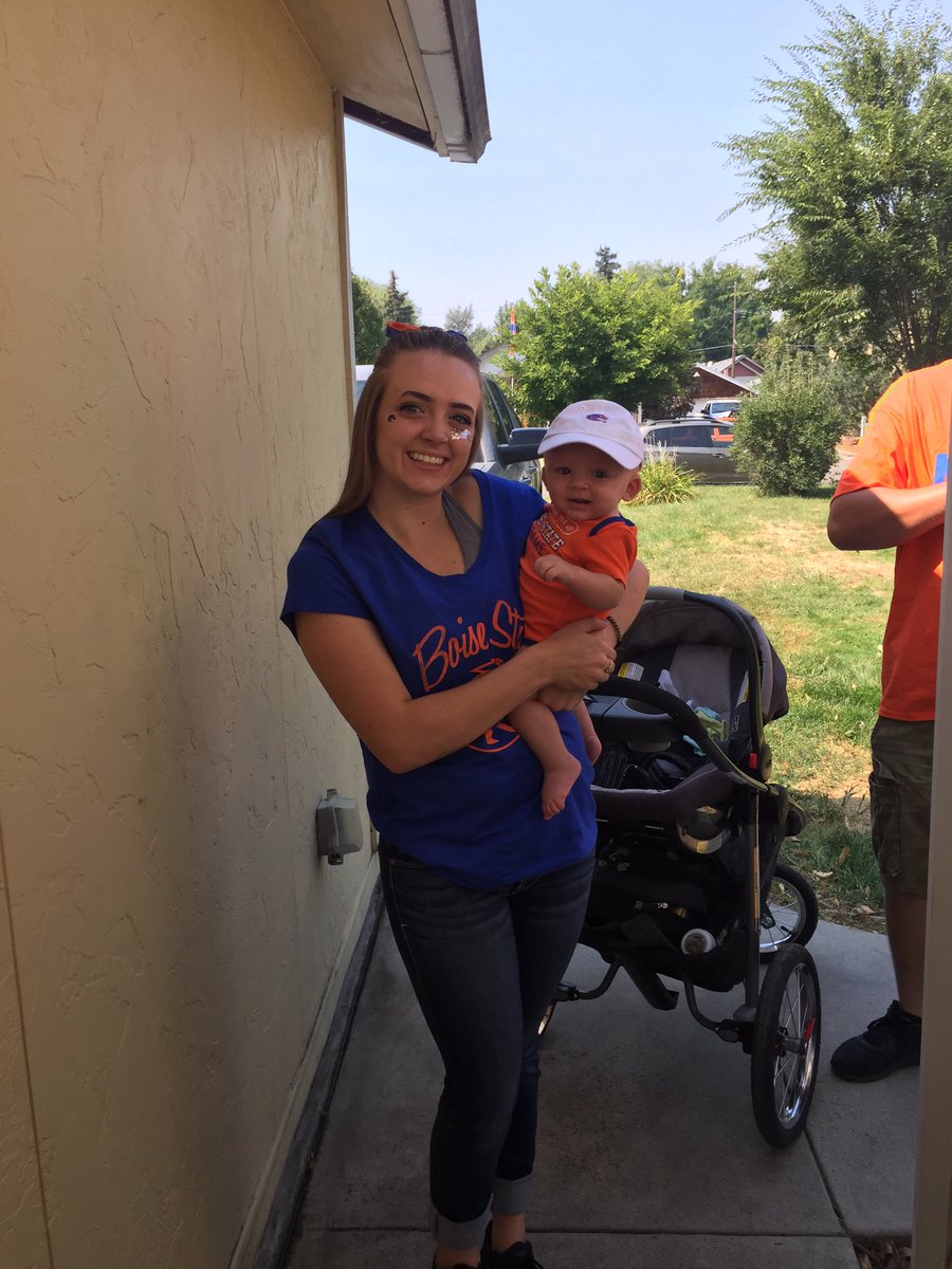 ashleighpagee's tweet photo. MY BABY BOYS FIRST BOISE STATE GAME 💙🔶🏈 #gobroncos #babiesfirstgame #bsu #boisestate https://t.co/4lbQzvvfuy