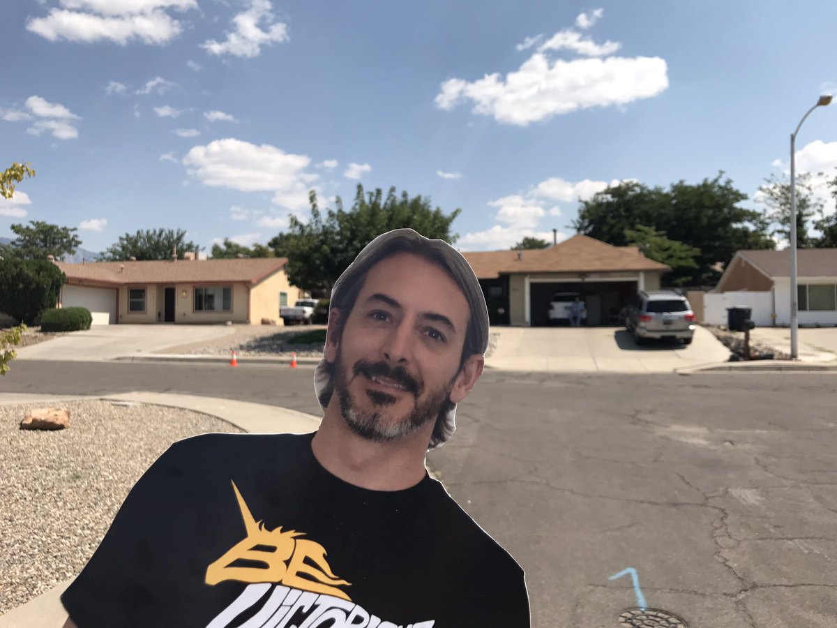 flatjasonhand's tweet photo. I visited the "White House" but I didn't see Mike outside. #FlatJasonHand #BreakingBadTour https://t.co/VsGk7gMIjA