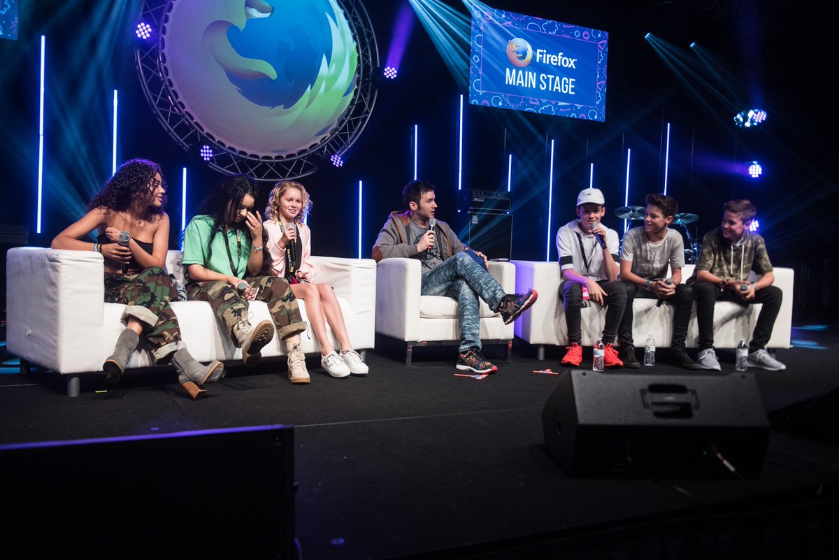 PlaylistLive's tweet photo. We're having a blast at the @firefox Main Stage at #PlaylistLive - #firefoxlive https://t.co/b5vFoj9ONk