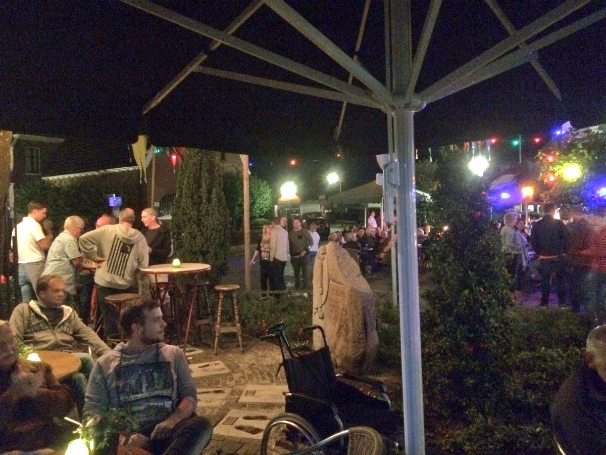 BrookhuisHenri's tweet photo. Feeeeest in losser. Im herzen nur die blasmusik. Band Heer en Meester op het Teylersplein.  Volle bak. Gezellig https://t.co/ALuqB8p428